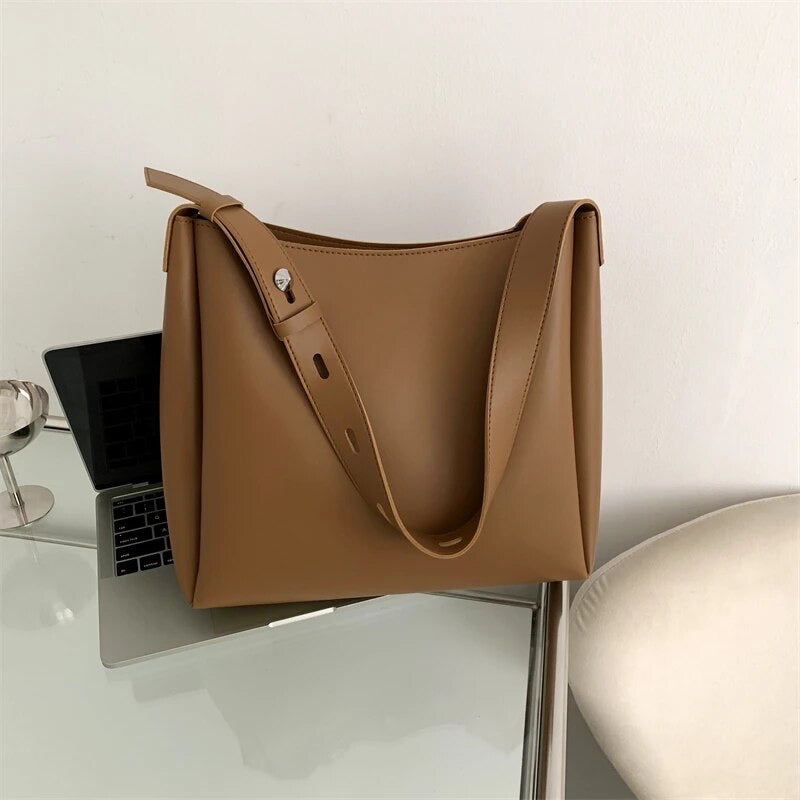 Bella | Practical and spacious everyday bag