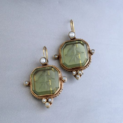 Flora – Emerald Accent Pearl Dangles