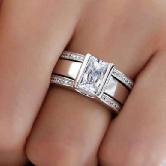 Liora – Sculpted Glow Ring with Glass Detail